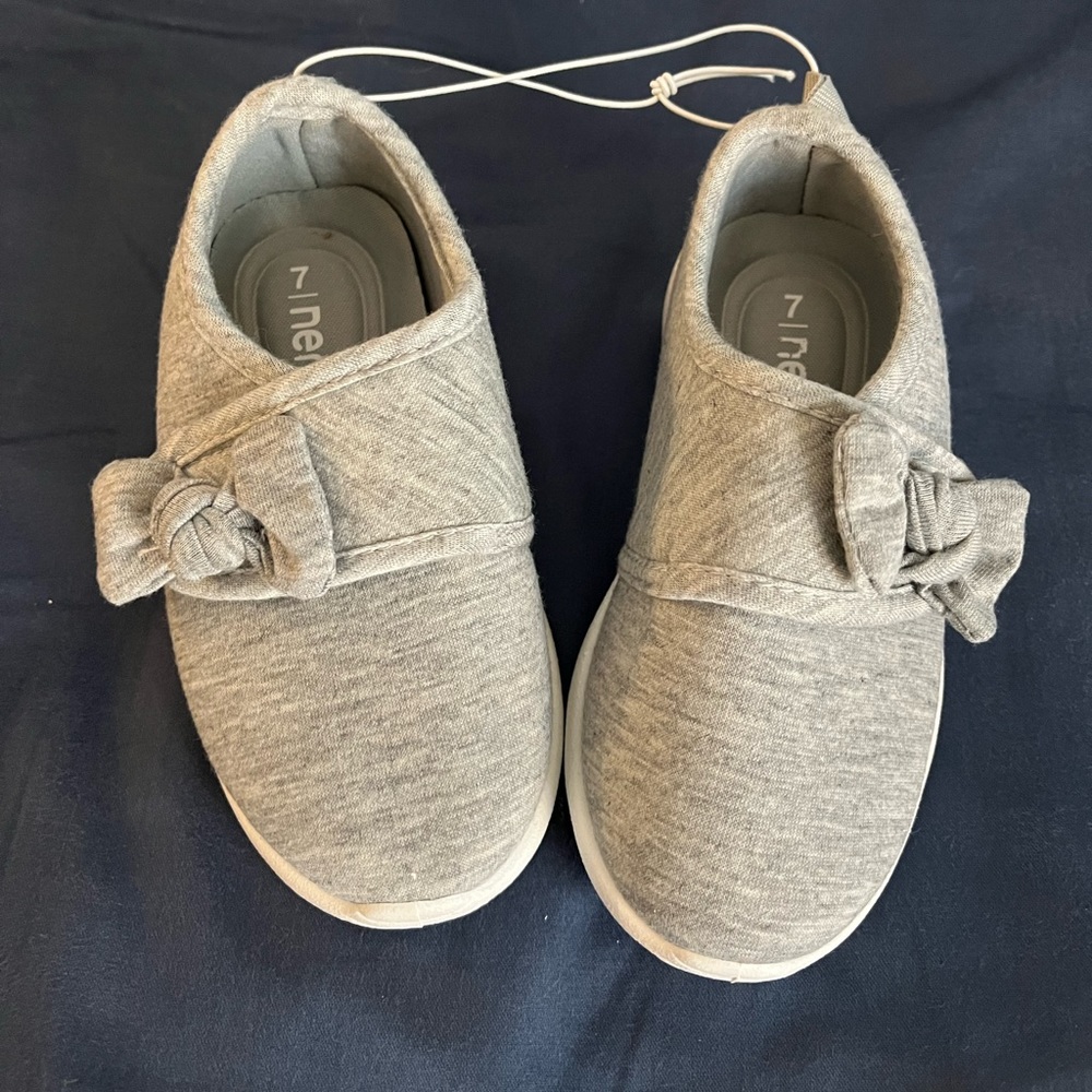 NWOT Nerteo Grey Slip On Shoes w/ Velcro Closure and Bow Detail - Toddler 7
